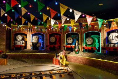 Yamanashi, Japan - 01 Mayıs 2017: James, Spencer, Murdock, Thomas, Percy, Gordon motoru tren ve büyük Gatagoto macera Thomasland Tema Park Fuji-Q Highland Park şişman denetleyicisi akışı.