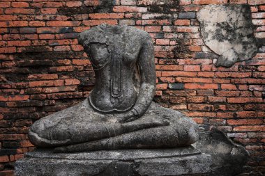 Buddha statue yakınındaki eski grunge tuğla duvar metin Ayutthaya, Tayland için kopya yer ile baş olmadan berbat.