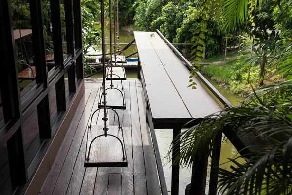 Balkon Dengan Kursi Ayunan Tenang Dekat Meja Kayu Dekat Kanal — Stok Foto