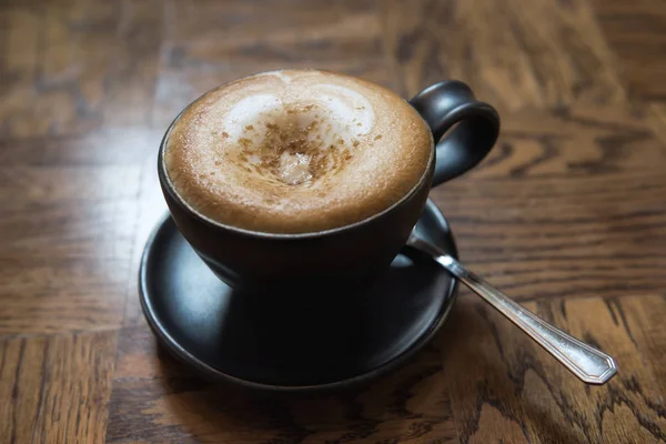 コピーのテキストのための領域と木製のテーブルの上にカップでブラウン シュガーとホットのカフェラテ アート コーヒー — ストック写真