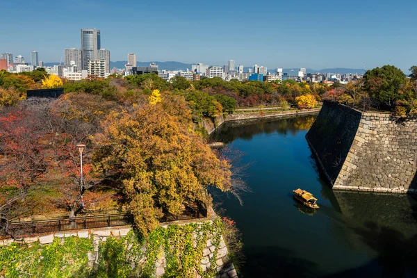 Turystycznych Lub Zwiedzanie Łodzi Pływających Wokół Osaka Castle Kanał Liści — Zdjęcie stockowe