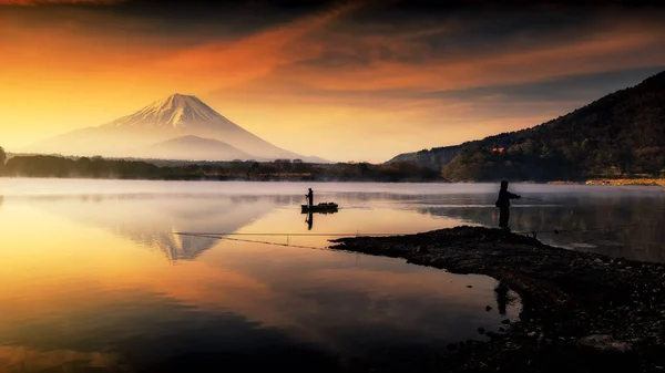 Vista Silhouette Dei Pescatori Barca Bordo Lago Shoji Con Monte — Foto Stock