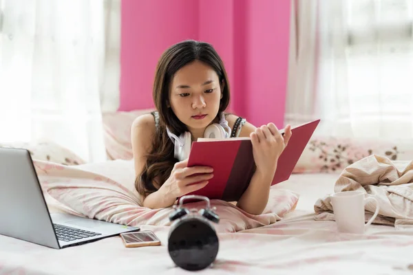 Attraente Asiatica Bella Donna Sul Letto Leggere Libro Testo Vicino — Foto Stock