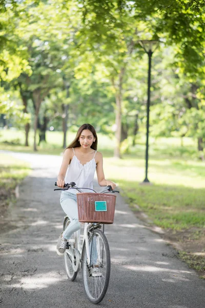 Asiática Bela Mulher Feliz Andando Bicicleta Parque Com Folhagem Bokeh — Fotografia de Stock