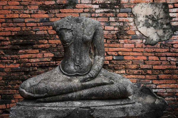 Förstöra Buddhastaty Utan Huvud Nära Gamla Grunge Tegelvägg Med Kopia — Stockfoto