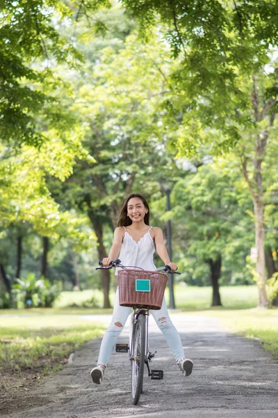 Asiático Bela Mulher Engraçada Pernas Para Cima Andar Bicicleta Parque — Fotografia de Stock