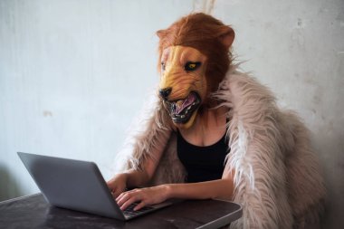 Internet üzerinden yasadışı iş ro uyuşturucu satışı. Kötü seksi kadın kadın kaçakçılığı uyuşturucu veya eroin için dizüstü bilgisayar kullanarak aslan maskesi aracıyla. Küfür, suç ve uyuşturucu kavramı yasalara karşı.