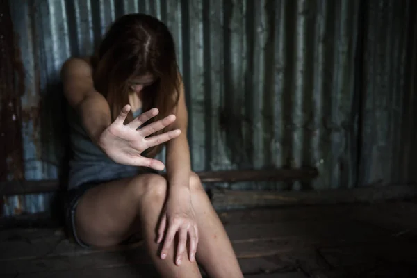 Assédio Sexual Conceito Violação Close Mão Menina Refém Proteger Cara — Fotografia de Stock