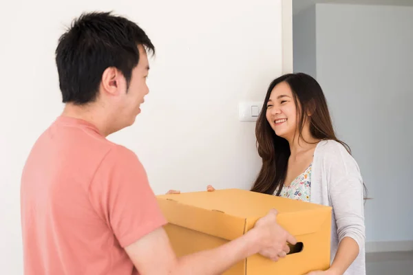 Счастливая Молодая Азиатская Пара Переезжает Новый Дом Красивая Китайская Жена — стоковое фото