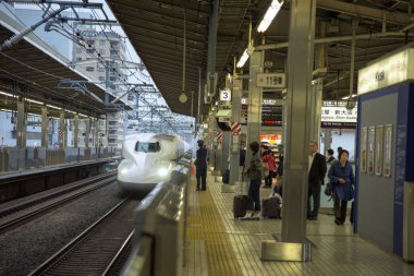 Osaka, Japonya - 10 Kasım 2015: Kimliği belirsiz kişi İstasyonu varış shinkansen hızlı tren modeli N700, Hikari Tokaido Shinkansen line (Tokyo - Shin Osaka rota), için platform bekle, gelen.