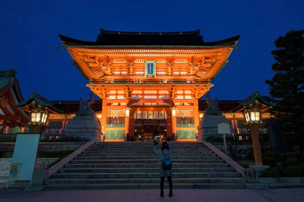 Женщина Туристка Храме Фушими Инари Ночью Голубым Небом Киото Япония — стоковое фото