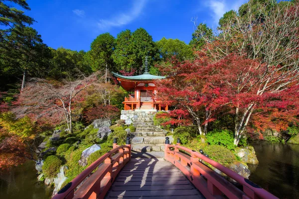 赤い橋と京都 醍醐寺での秋の葉庭の神社 関西の秋のシーズンで有名な旅行目的地のランドマーク — ストック写真
