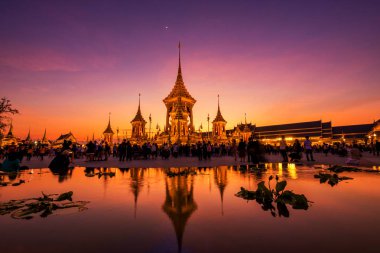 Altın Royal ölü yakma, Majesteleri, geç Kral Bhumibol Adulyadej, Rama 9, içinde anma Sanam Luang bulunan alacakaranlık gökyüzü ile alacakaranlıkta.