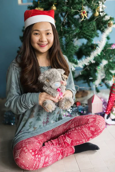 Aziatische Chinese Gelukkige Vrouw Met Kerstman Hoed Houden Teddybeer Pop — Stockfoto