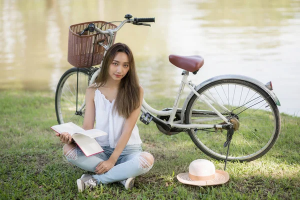 Retrato Sorriso Boêmio Mulher Asiática Ler Livro Sentar Perto Bicicleta — Fotografia de Stock