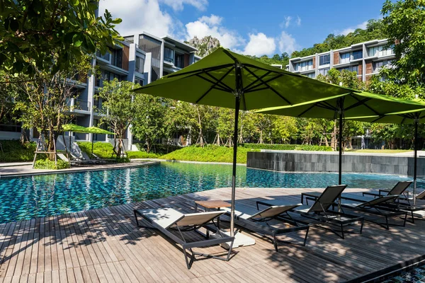 Cadeiras Cama Lado Piscina Luxo Hotel Férias Verão Férias Para — Fotografia de Stock