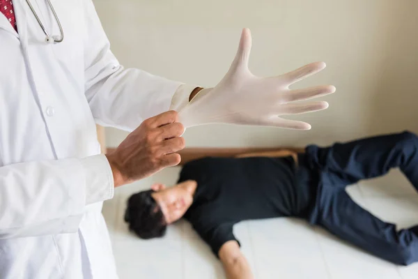 Medische Examinator Draag Rubberen Handschoen Voordat Autopsie Postmortem Van Dood — Stockfoto