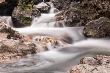 Art arda sıralı hareketli şelale kayalar Sarika Milli Parkı, Nakhon Nayok, Tayland üzerinden. Doğa arka plan ve yağışlı sezon sırasında seyahat hedef.