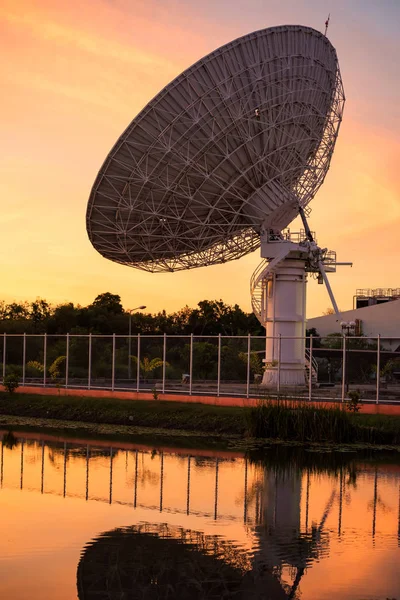Big Satelite Dish Antenna Skyline Reflection Water Pond Twilight Sky — Stock Photo, Image