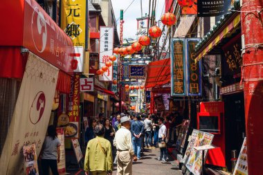 Yokohama, Japonya - 6 Mayıs 2017: Yokohama Chinatown Çin restoranında kimliği belirsiz kişi ziyaret, burada en büyük Japonya'da.