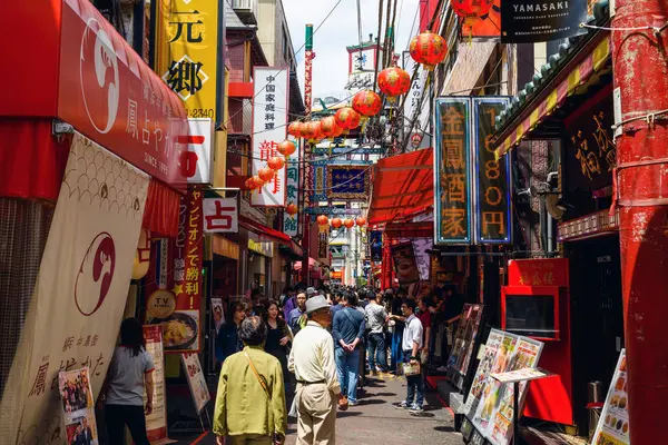 Yokohama, Japonya - 6 Mayıs 2017: Yokohama Chinatown Çin restoranında kimliği belirsiz kişi ziyaret, burada en büyük Japonya'da.