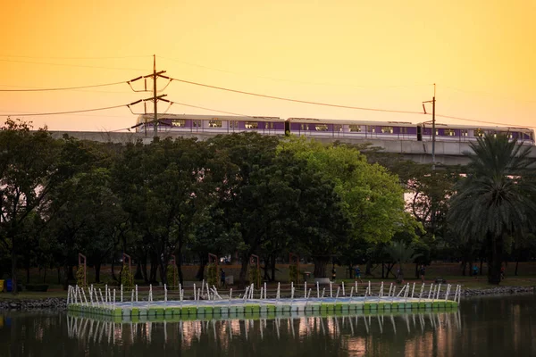 夕暮れ時の Mrt 紫線スカイトレイン — ストック写真