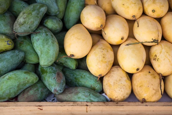 黄色成熟和新鲜的绿色芒果出售 — 图库照片
