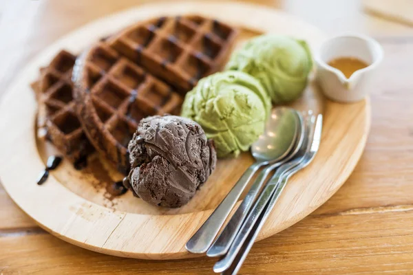 华夫饼与绿茶和巧克力冰淇淋 — 图库照片