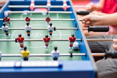 Çocuklar tarafından oynanan futbol tablosu