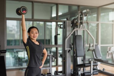 kadın dumbbell tarafından kol ve el uzatmak 