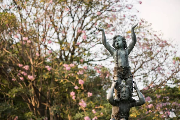 Kinderen monument met roze bloem, Bangkok — Stockfoto