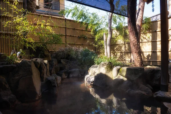 Venkovní horké prameny nebo Onsen v hotelu Ryokan — Stock fotografie