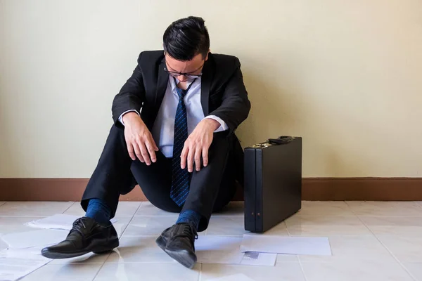 Trauriger asiatischer Geschäftsmann sitzt auf dem Boden — Stockfoto