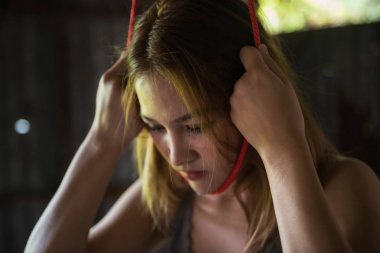 Stresli kadın kırmızı ip asılı intihar