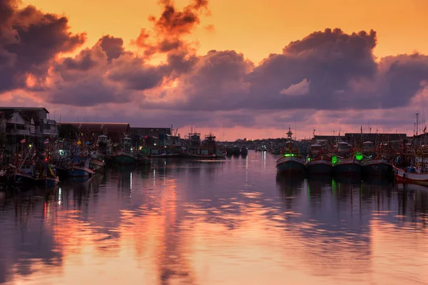 Alacakaranlık gökyüzünde balıkçılık limanı, Rayong — Stok fotoğraf