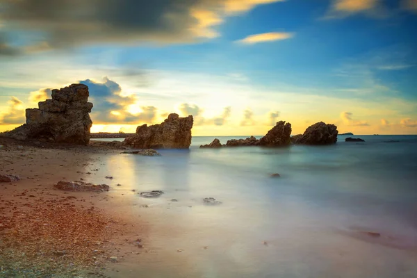 Морський пейзаж з природною кам'яною аркою на сході сонця — стокове фото