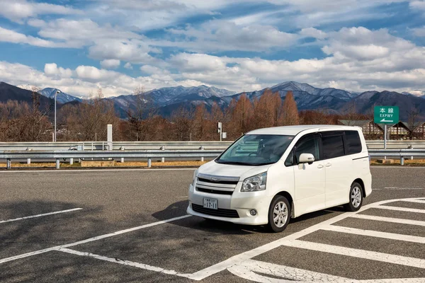 Minivan at expressway rest area, Yamanouchi — Stock Photo, Image