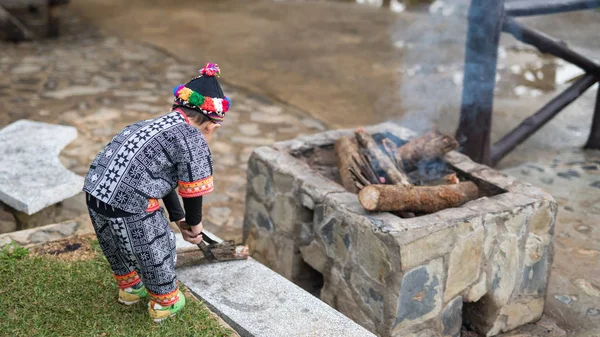 Ten kluk z kopce dělá táborák, aby zabránil chladu — Stock fotografie