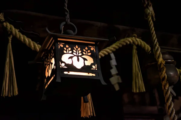 Tradycyjna japońska Lampa drewniana w nocy — Zdjęcie stockowe