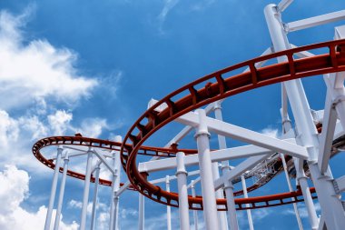 Açık mavi gökyüzüne karşı roller coaster