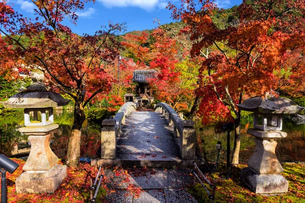 橋の周りの Eikando 秋の公園、京都 — ストック写真