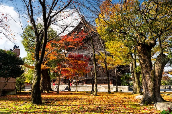 Jardín de otoño en el templo de Toji, Kyoto — Foto de Stock