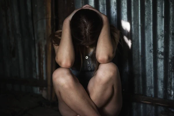 Mulher psicose no quarto escuro — Fotografia de Stock