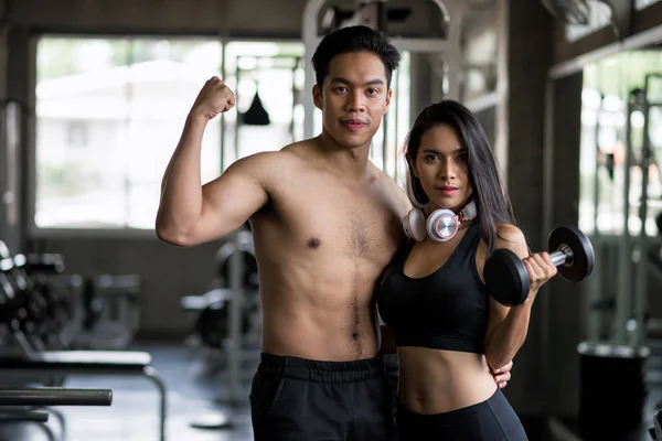 Saudável casal asiático em fitness gym — Fotografia de Stock