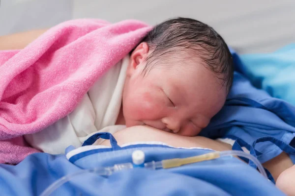 Bebê recém-nascido menina primeira bebida leite materno — Fotografia de Stock