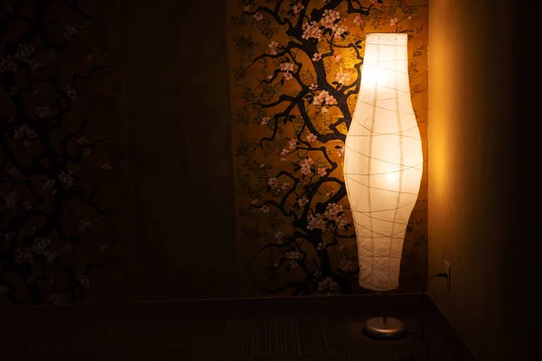 Lampa nära Cherry Blossom målning Wall — Stockfoto