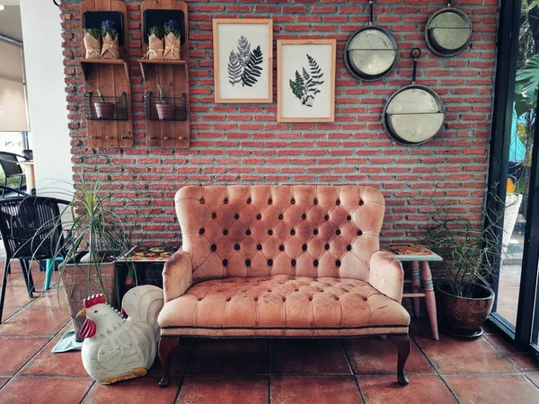 Sillón en la pared de ladrillo de café cafetería — Foto de Stock