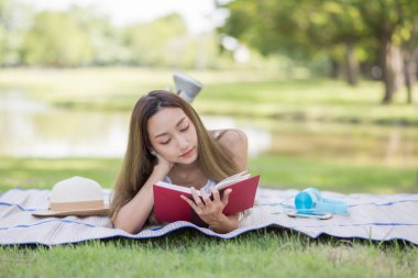 Öğrenci kız parkta kitap okumak
