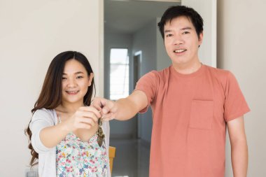 Mutlu çift holding anahtar-in yeni ev
