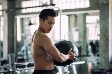 Spor salonunda topu ile Kas adam egzersiz